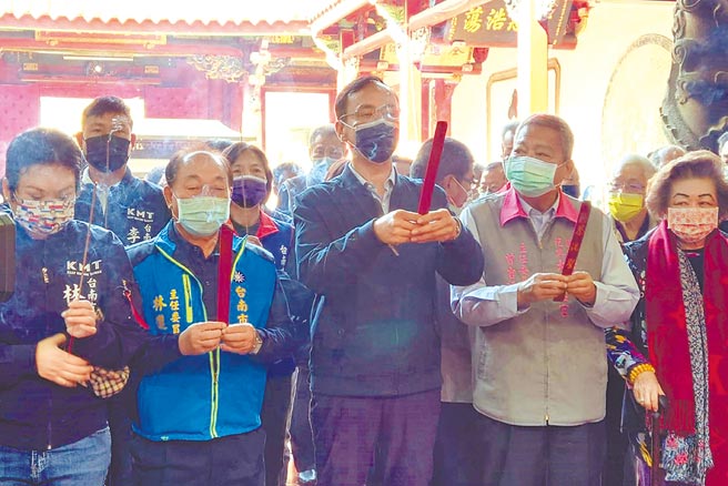 面对公投、立委补选及罢免案连三败，国民党主席朱立伦（前排中）10日到台南参拜时坦言失败，愿一肩扛起责难。（中央社）