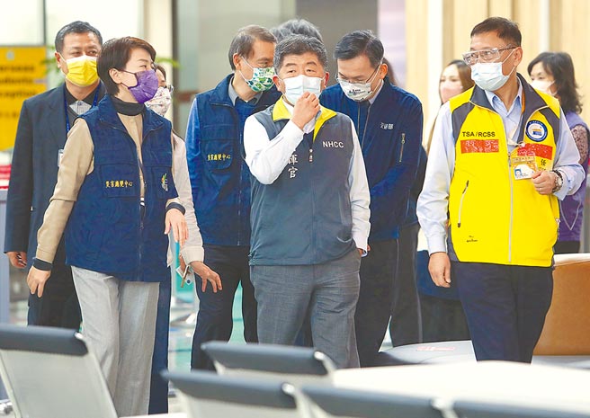 卫福部长陈时中（中）10日与松山机场主任徐乃新（右）、台北市副市长黄珊珊（左）视导松山机场旅客入境通关的检疫防疫作业。（季志翔摄）