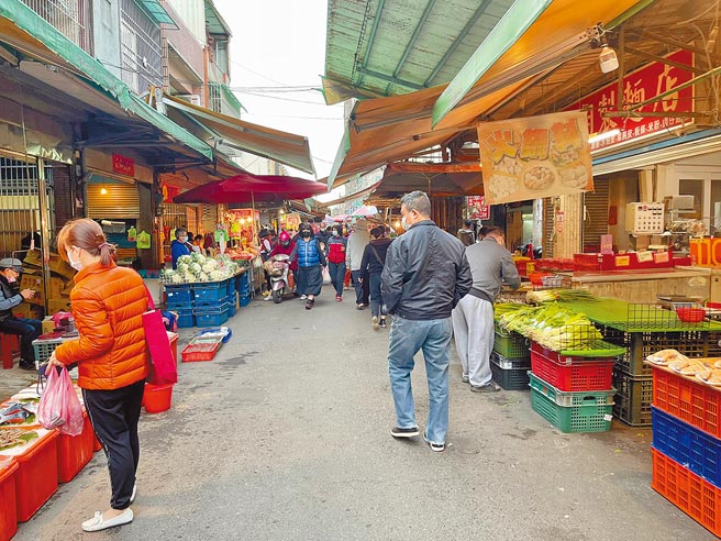 桃园市成为疫情重灾区，忠贞市场摊商生意一落千丈，饭店、民宿业者也陆续接到退订电话。（吕筱蝉摄）
