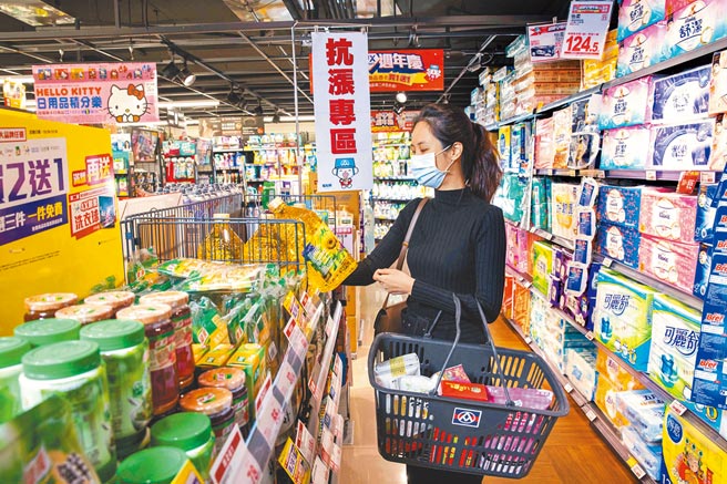 主計總處統計，2021年實質經常性薪資呈5年來首度負成長。（石智中攝）