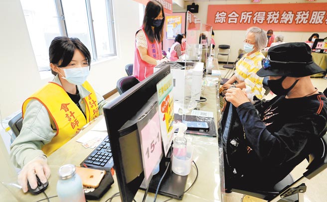 图为申报所得税示意图。（季志翔摄）