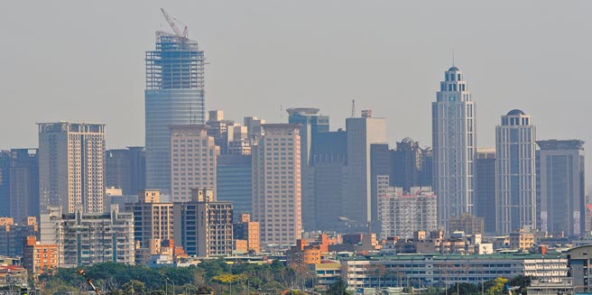 圖為新北市板橋的新板特區，一棟棟高樓大廈緊緊相鄰。（本報資料照片）