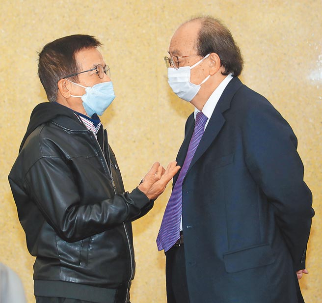 立法院10日举行朝野党团协商，讨论「中央政府海空战力提升採购特别预算案」，会前，民进党立法院党团总召柯建铭（右）与国民党立委赖士葆（左）交换意见。（刘宗龙摄）
