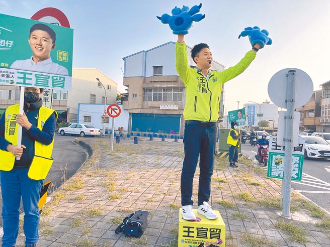 欲參選台南市議員第一選區的民進黨新人王宣貿（右）說，民進黨肯給年輕人機會，像他非政二代又符合青年參政，黨內民調分數可加權20％。（王宣貿提供／張毓翎台南傳真）