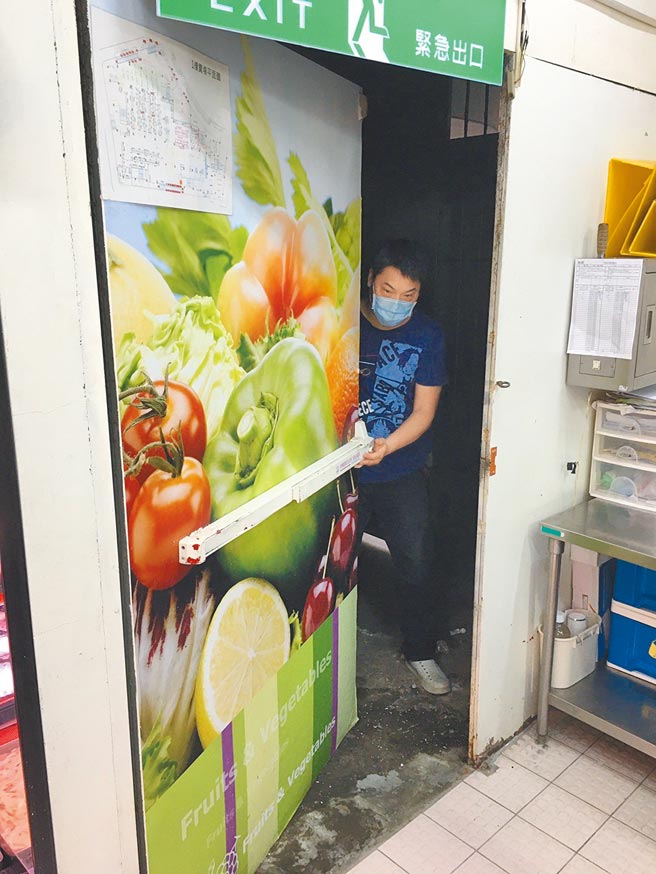 建管处专门委员郑大川说，业者较常犯的违规事项，包括走廊或楼梯堆杂物，防火门无法闭合等情形。（北市建管处提供／游念育台北传真）