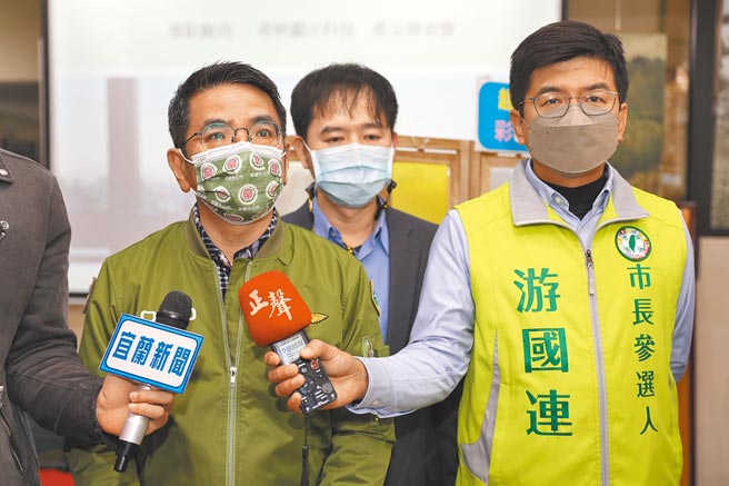 民进党县长热门人选宜兰市长江聪渊（左一）认为，营养午餐价格应提升10至15元，由家长埋单，能提升午餐品质，减少厂商压力。（宜兰市公所提供／罗亦晽宜兰传真）