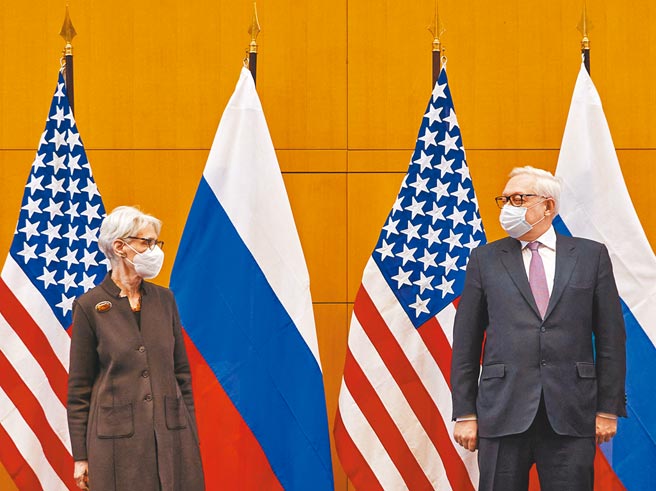 美國副國務卿雪蔓（左）10日與俄羅斯副外長雷雅布可夫會面。（路透）