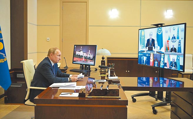 俄羅斯總統普丁（左）10日以視訊會議方式與COST（集體安全條約組織）成員國討論哈薩克局勢。（摘自俄羅斯總統府官網）