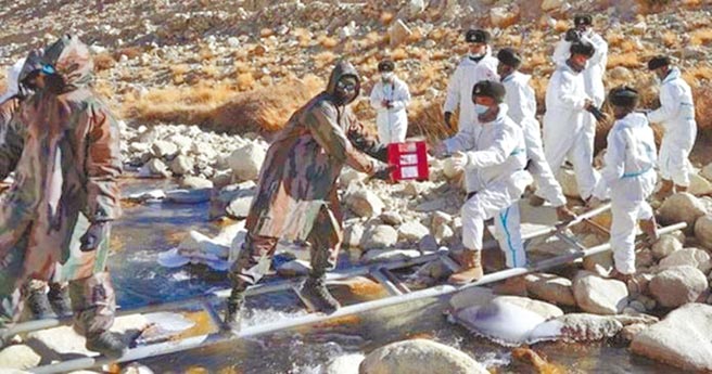 2022年的第一天，中印兩國邊境士兵交換糖果、相互祝福彼此歡慶新年到來。（摘自微博）