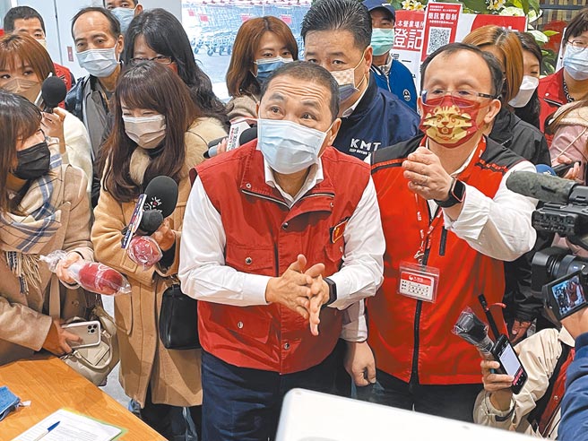 新北市长侯友宜昨日上午前往「大润发土城店」瞭解大卖场各项防疫与人流管制措施，要求业者落实消毒、人流管制与暂停试吃等规定。（蔡雯如摄）