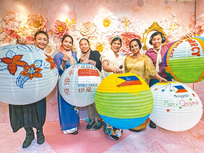 新北市民政局今年力邀新住民朋友為「2022新北燈會」彩繪燈籠，展現來台生活的心情及母國文化特色。（新北市民政局提供／陳慰慈新北傳真）