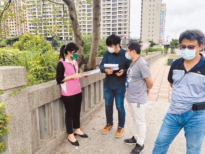 水利局派员巡查发现，「公司田溪」下游淘空状况严重，若水土继续流失，河床有冲毁危机，新北市议员郑宇恩举行会勘。（戴上容摄）