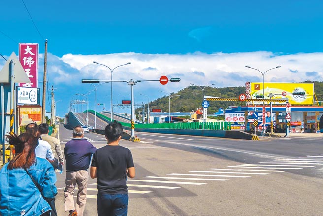 西滨凤鼻至香山段高架计画，高架路线起点在西滨凤鼻尾隧道南端。（罗浚滨摄）