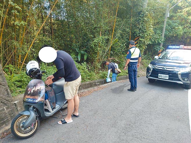 苗栗县警察局交通队前往台3线追焦手容易聚集地点柔性劝离。（苗栗县警察局提供／李京升苗栗传真）