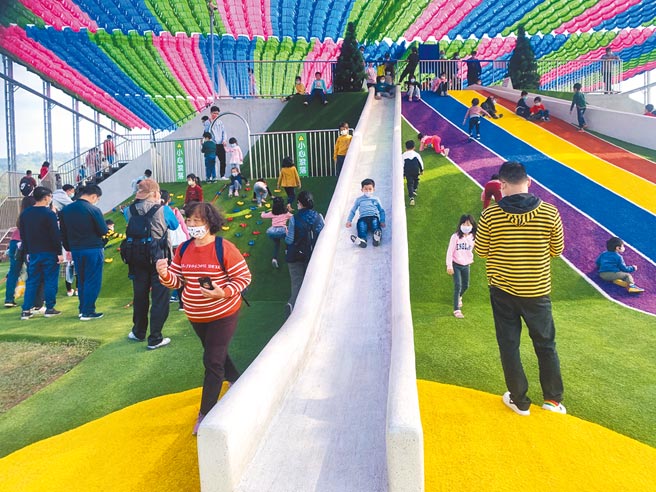 名間親子公園受民眾歡迎，每逢假日大爆滿。（廖志晃攝）