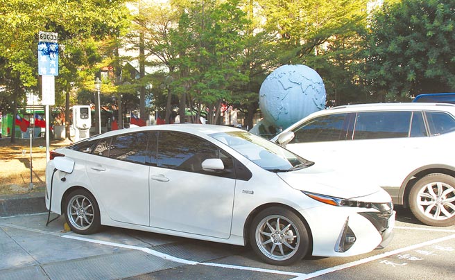 交通局强调，市府将持续规画设置低碳车格及充电柱供民眾使用。（陈世宗摄）