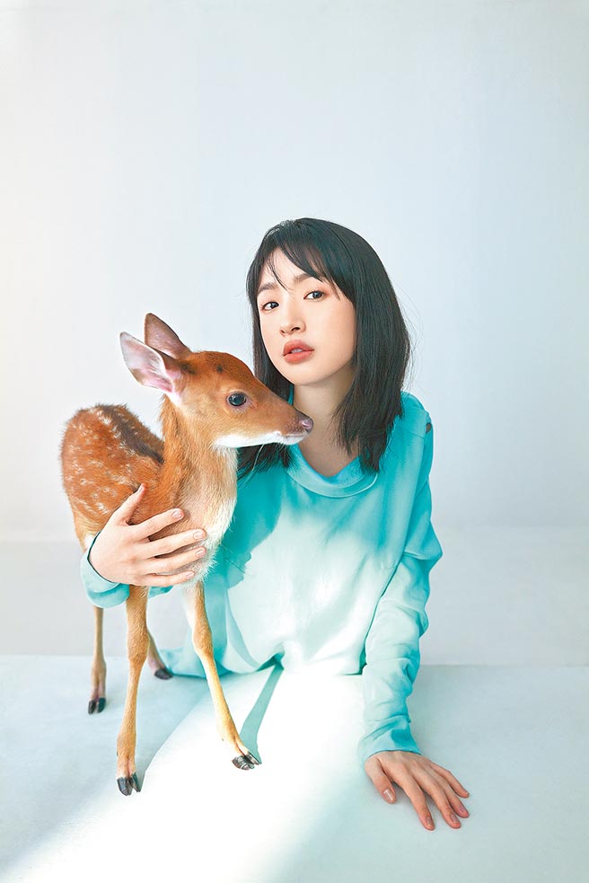 林依晨与小鹿一同入镜，互动亲密。（周子娱乐提供）