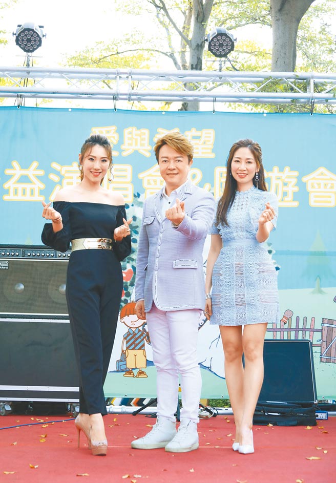 謝金晶（左起）、翁立友、向蕙玲獻聲公益演唱會。（台灣愛與希望國際協會提供）