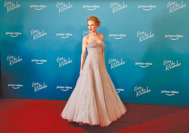 妮可基嫚以《成为里卡多之路》拿下金球奖戏剧类影后，让她有望在奥斯卡红毯再现风华，她于该片首映时穿Giorgio Armani低胸礼服展现好身材。（美联社）