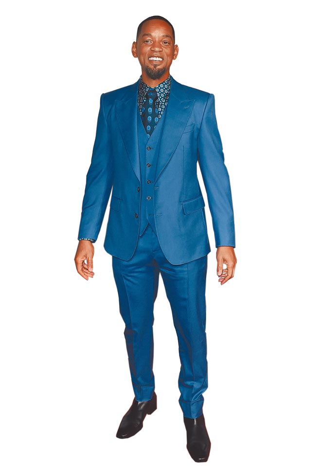 威尔史密斯夺下金球奖戏剧类影帝，他于首映穿Dolce & Gabbana蓝色西装超抢镜。（美联社）