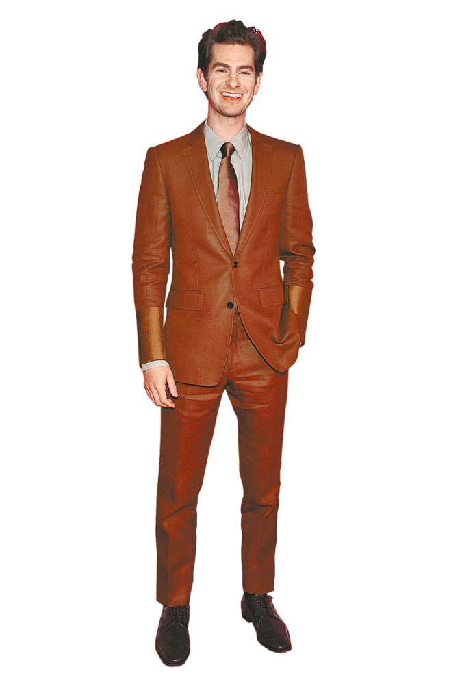 安德鲁加菲德以《倒数时刻》抢下金球音乐或喜剧类影帝，被视为登上奥斯卡红毯的热门人选，首映穿dunhill砖红西装出席。（美联社）