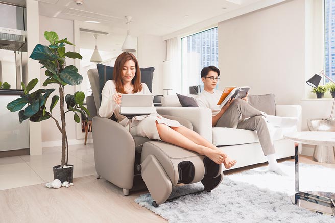 精致型住宅生活已经渐渐成为了趋势，OSIM也了解到台湾小宅的空间环境，OSIM就跨界推出全新概念的「2人+1座」（见图）。（OSIM提供）