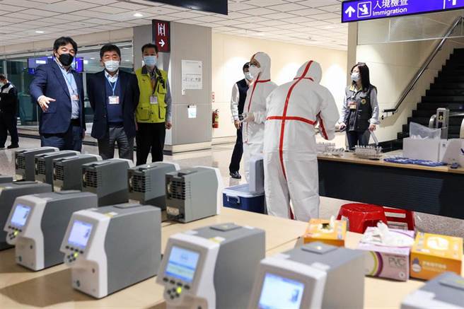指揮官陳時中11日在桃機前進指揮所指揮官王必勝等人的陪同下，到D5R的臨時檢驗站察看Cobas Liat即時偵測PCR分析儀設備。（圖／本報系資料照）