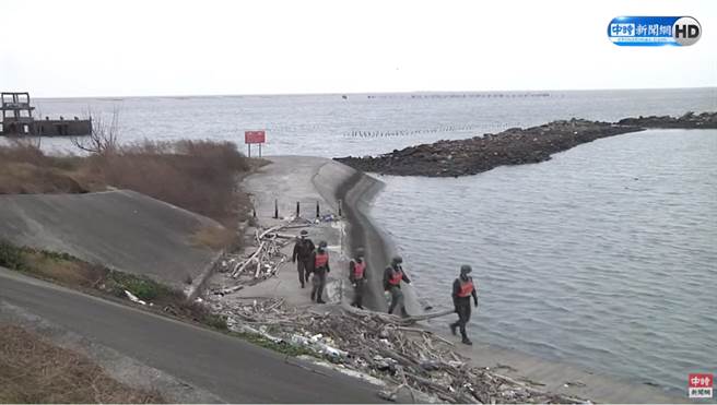 F-16V戰機墜海，飛行員陳奕上尉仍失聯，軍方及相關單位持續全力搜救。（圖／中時新聞網直播畫面）