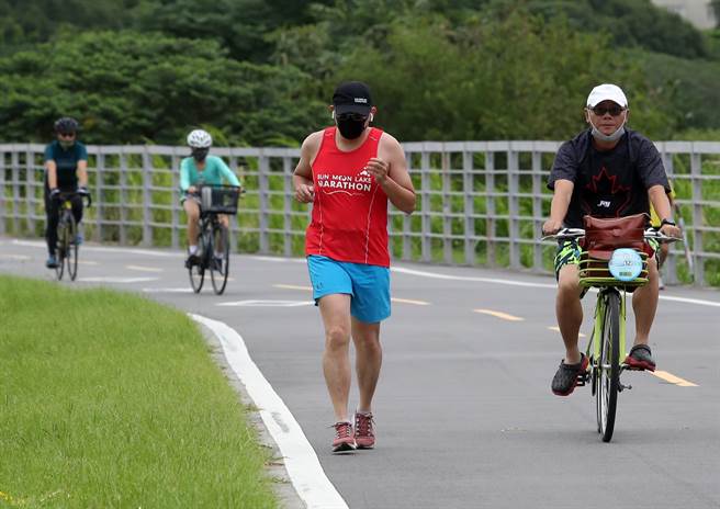 一名在荷兰的台湾人分享，他有3位朋友确诊，只是待在家休息14天，快筛阴性就继续正常生活，反观台湾人那么恐慌，纳闷大家在害怕什么。（示意图／流宗龙摄）