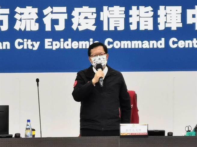 桃園市長鄭文燦12日宣布該食品廠398人專案採檢都陰性。(蔡依珍攝)