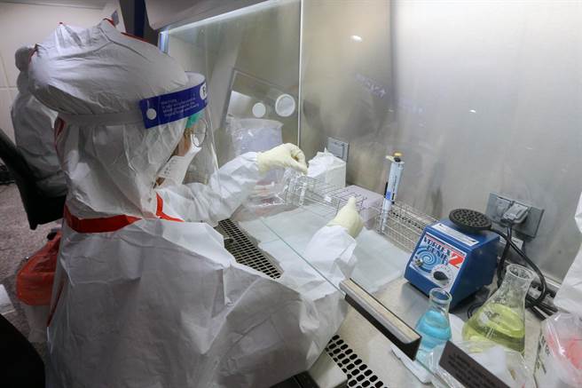 桃園機場群聚案，確診居服員的雇主夫妻在中壢某食品廠上班，桃市府緊急全公司採檢。圖為醫檢人員準備檢測檢體。（資料照，陳麒全攝）