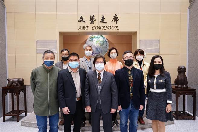 最高法院举办「鑑古知今‧歷史印记」司法文物与艺术特展第二檔艺术品展览，院长吴灿也邀请多位当代艺术大师蒞院参加开展导览及感谢会。最高法院提供