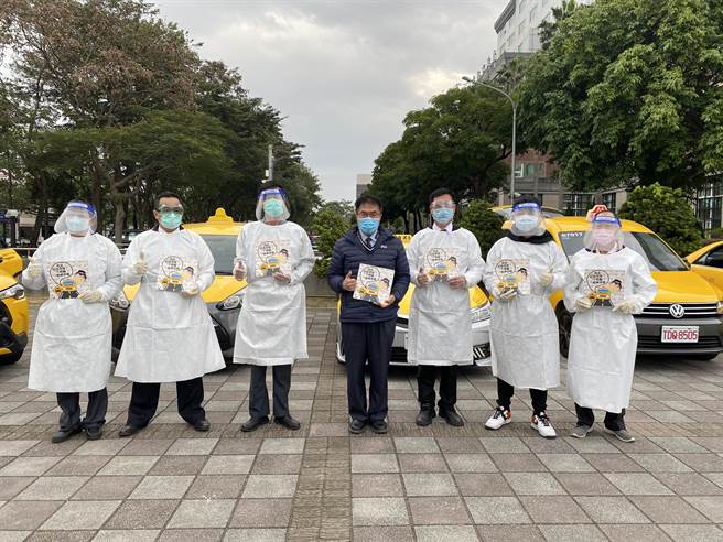 黃偉哲今早到場感謝防疫計程車司機協助接送返鄉民眾。（曹婷婷攝）