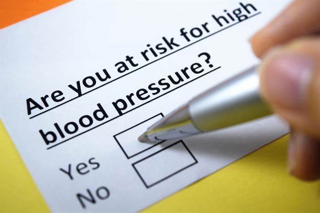 只按时吃药还不够！专科医师提醒高血压患者过冬十大注意事项，帮助平稳血压，避免诱发急性重症。（示意图／Shutterstock)