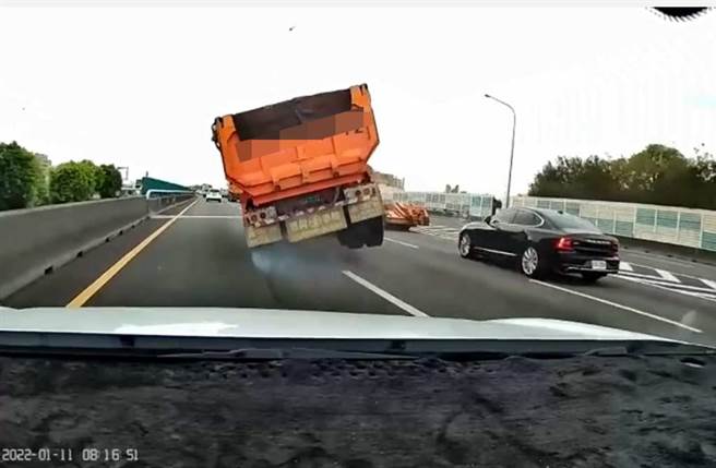 黑色轿车在国道「螃蟹鬼切」，害砂石车急煞甩尾「翘孤轮」，差点酿成车祸，网友怒轰「垃圾三宝」。（翻摄PTT影片）