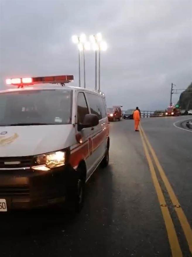 蘇花公路和平隧道南口有1男子墜崖，警方消防人員趕抵現場。（圖擷取自臉書蘇花公路即時路況）