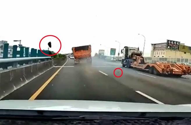 砂石车紧急煞车左右甩尾、狂冒白烟，连轮胎皮都喷飞，可见惊险程度。（翻摄PTT影片）