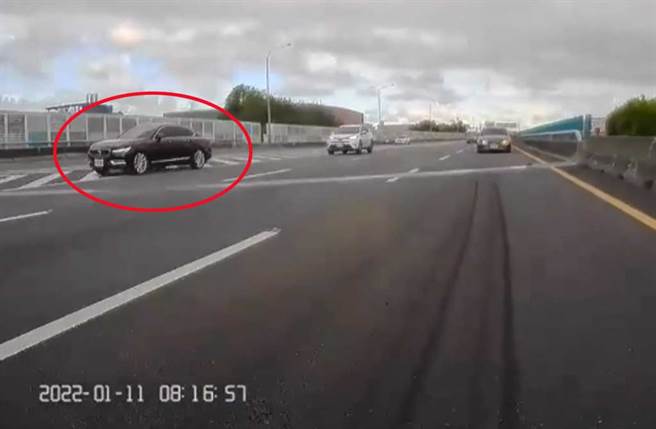 黑色VOLVO国道鬼切压在槽化线上，明显违规。（翻摄PTT影片）