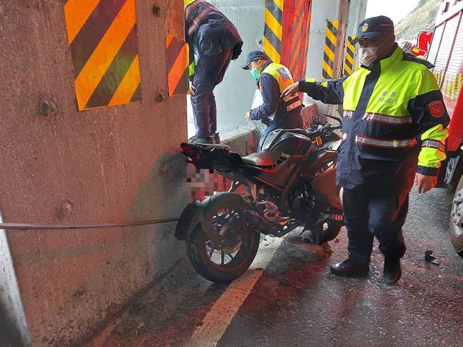 蘇花公路騎士詭異墜崖亡 車停隧道口人死在沙灘上。(警方提供 王志偉翻攝)