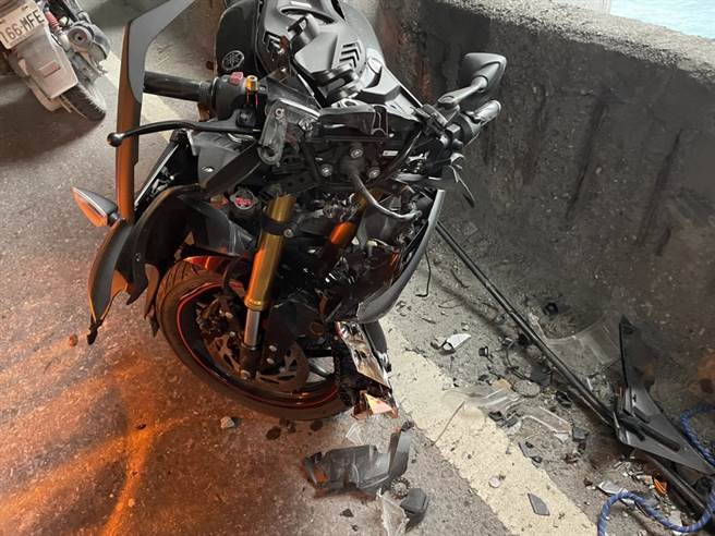 蘇花公路騎士詭異墜崖亡 車停隧道口人死在沙灘上。(警方提供 王志偉翻攝)