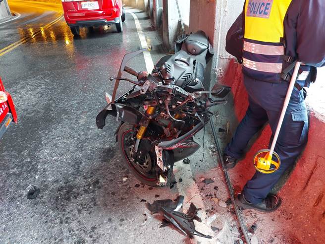 蘇花公路騎士詭異墜崖亡 車停隧道口人死在沙灘上。(警方提供 王志偉翻攝)