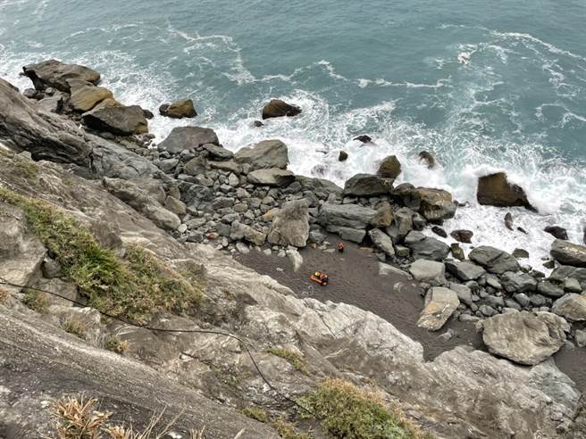 蘇花公路騎士詭異墜崖亡 車停隧道口人死在沙灘上。(警方提供 王志偉翻攝)