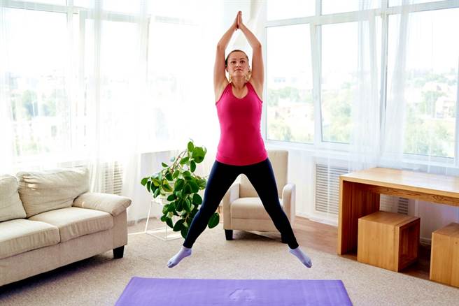 英国能源商Ovo Energy提供民眾经济实惠的冬天取暖建议，其中包含抱紧宠物、打扫家里、做开合跳等，被民眾骂爆。（示意图／shutterstock）