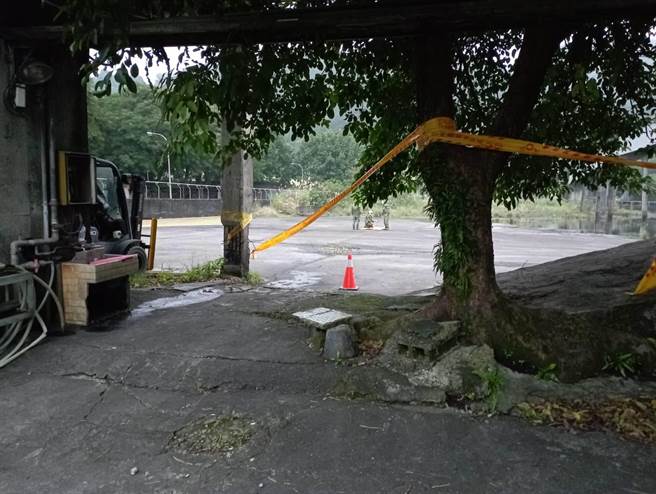 苏澳一家水泥厂内昨发现一枚疑似未爆弹，军方将该枚疑似未爆弹物品移置。（民眾提供／李忠一宜兰传真）