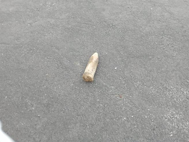 水泥厂员工是在整理废铁作业时发现疑似未爆弹物品。（民眾提供／李忠一宜兰传真）