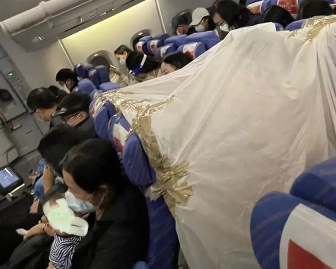 一名大陆网友分享，飞机上有一名男乘客为了防疫，直接再飞机上搭起帐篷保护自己，让他相当惊讶。（图／翻摄自微博）