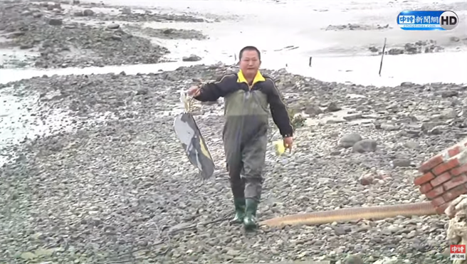 渔民捡到疑似战机残骸，但仍待军方查证。（图／中时新闻网直播画面）