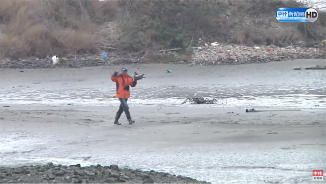 陆续有渔民捡到疑似战机残骸，但仍待军方查证。（图／中时新闻网直播画面）