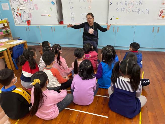 花莲县政府客家事务处和客语薪传师合作，预计在今年开设30个客语班，辅导民眾参加初级、中级暨中高级客语认证，并祭出最高3000元的奖金，供通过认证的花莲乡亲申请。（花莲县政府提供／罗亦晽花莲传真）