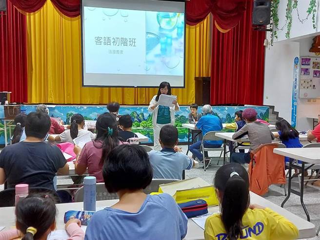 花莲县政府客家事务处和客语薪传师合作，预计在今年开设30个客语班，辅导民眾参加初级、中级暨中高级客语认证，并祭出最高3000元的奖金，供通过认证的花莲乡亲申请。（花莲县政府提供／罗亦晽花莲传真）